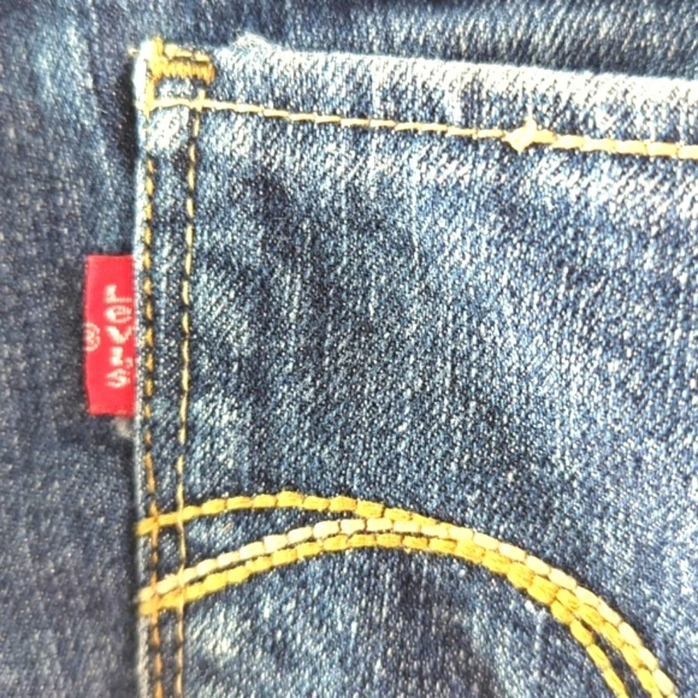 Levi's‎ Midi Y2K Jean Shorts Juniors Distressed Denim Medium Wash Women's Size 9